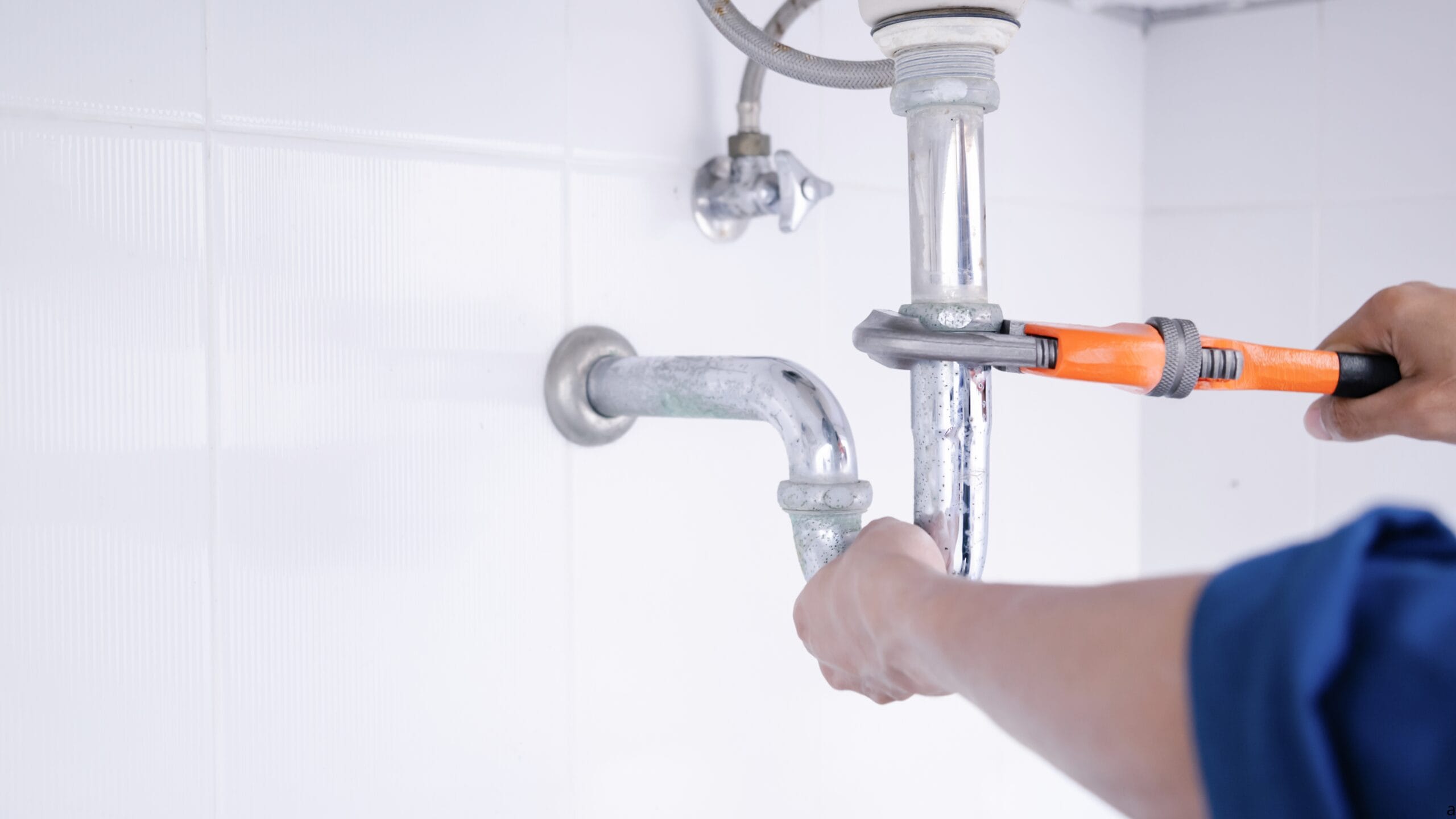 Los Angeles plumber fixing a kitchen sink